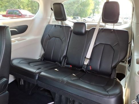 Used 2024 Chrysler Pacifica Touring-L FWD image 26