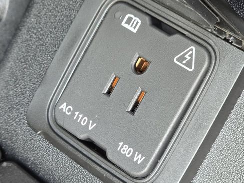 Used 2025 Land Rover Defender 110 X-Dynamic SE image 18