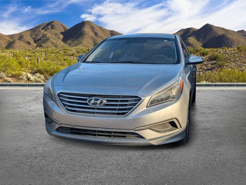 Used 2017 Hyundai Sonata SE image 2