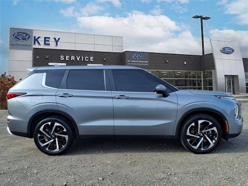 Used 2023 Mitsubishi Outlander SE image 2
