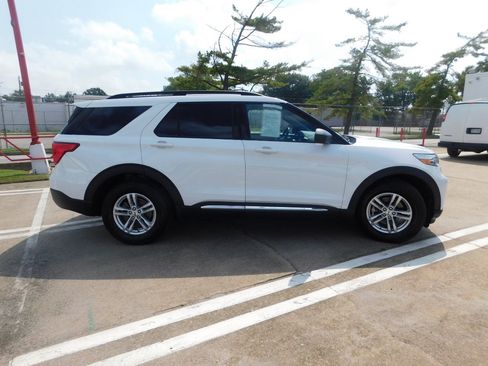 Used 2020 Ford Explorer XLT AWD/4WD image 2