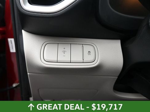 Used 2025 Hyundai Venue SEL FWD image 25