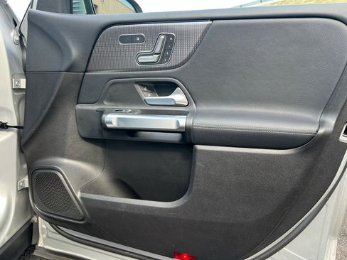 Used 2020 Mercedes-Benz GLB 250 4MATIC w/ Premium Package image 24