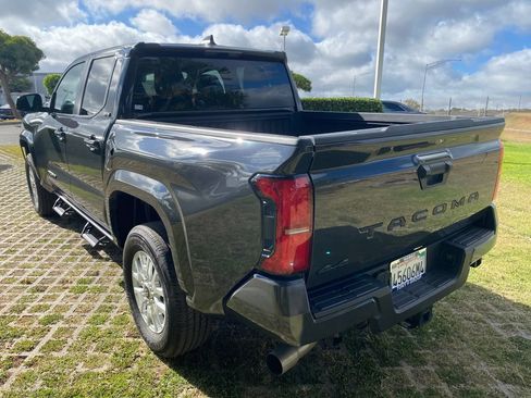 Used 2025 Toyota Tacoma SR5 AWD/4WD image 5