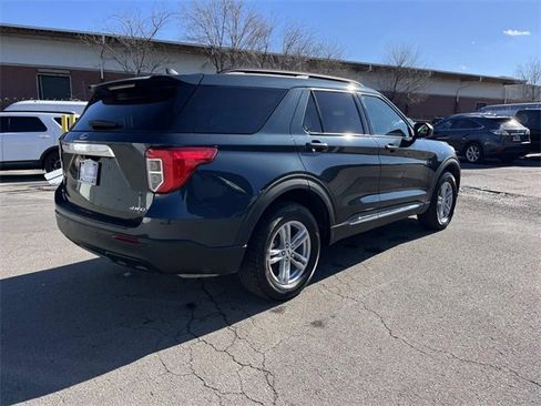 Used 2023 Ford Explorer XLT image 3
