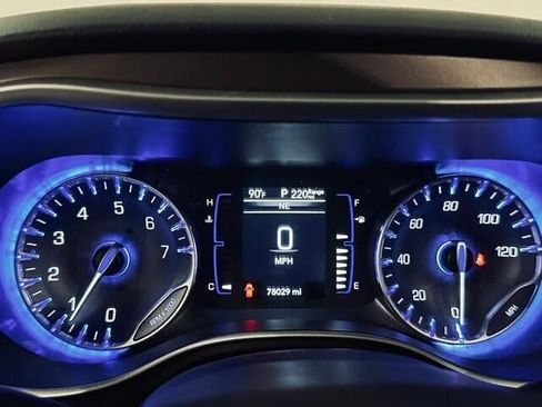 Used 2018 Chrysler Pacifica Touring Plus FWD image 15