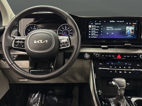 Used 2024 Kia Carnival EX FWD image 11