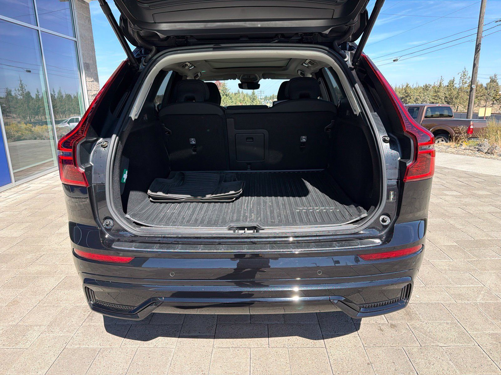 Used 2026 Volvo XC60 B5 Plus AWD/4WD image 9
