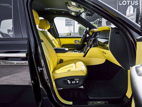 Used 2022 Rolls-Royce Cullinan Black Badge w/ Dark Exterior Package image 25