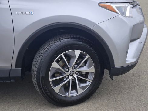 Used 2018 Toyota RAV4 LE w/ Carpet Mat Package AWD/4WD image 9