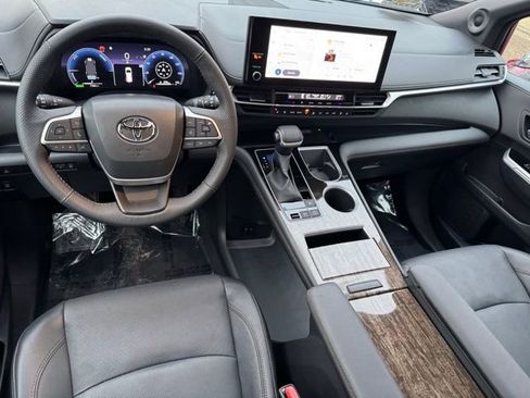 Used 2025 Toyota Sienna Limited AWD/4WD image 13