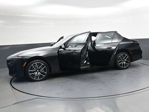 Used 2025 BMW 760i xDrive w/ Luxury Rear Seating Package image 36