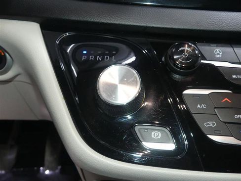 Used 2018 Chrysler Pacifica LX image 34