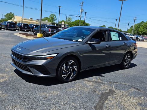 New 2025 Hyundai Elantra SEL FWD image 3