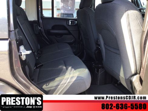 Used 2025 Jeep Wrangler Unlimited Sahara AWD/4WD image 31