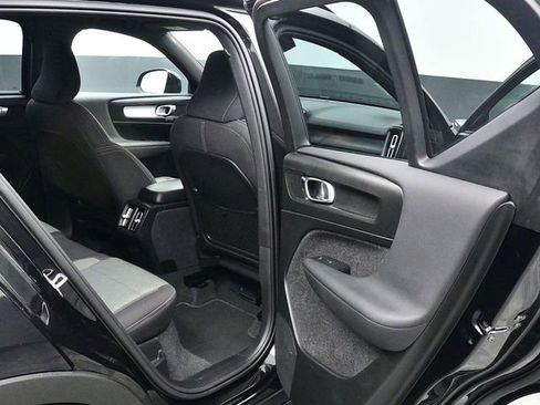 Used 2024 Volvo XC40 B5 Core image 11