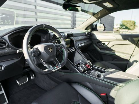 Used 2021 Lamborghini Urus image 2
