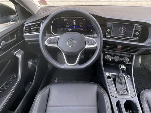 Certified 2024 Volkswagen Jetta SE w/ Panoramic Sunroof Package image 4