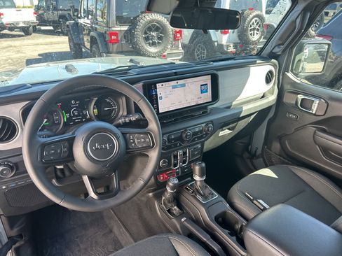 Used 2025 Jeep Wrangler Willys image 37