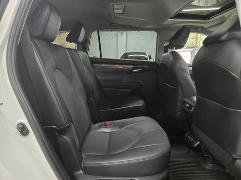 Used 2022 Toyota Highlander Limited AWD/4WD image 12