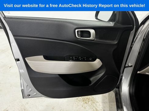 Used 2025 Hyundai Venue SEL FWD image 16