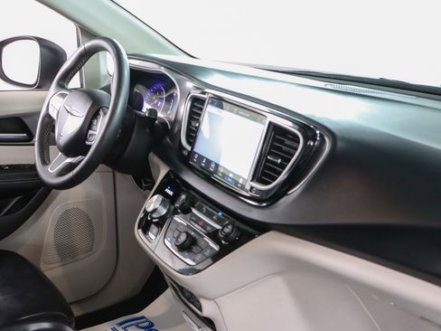 Used 2023 Chrysler Pacifica Touring-L FWD image 26