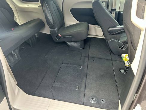Used 2023 Chrysler Voyager LX image 19