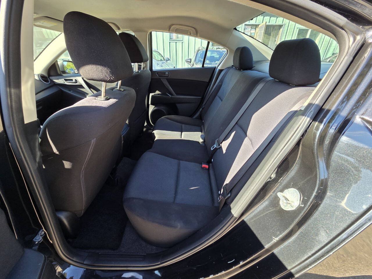 Used 2011 MAZDA MAZDA3 i Sport FWD image 16