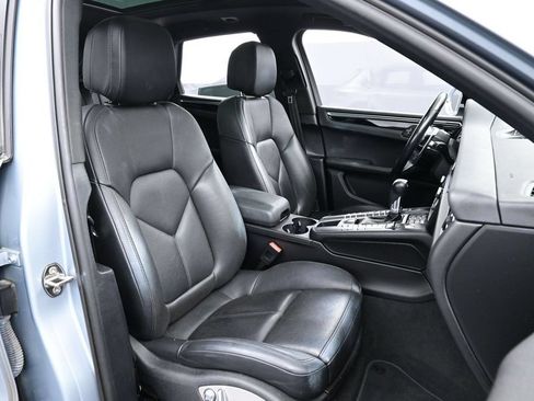Certified 2020 Porsche Macan AWD/4WD image 29