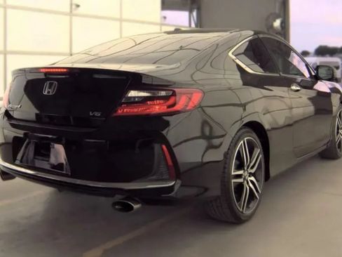 Used 2017 Honda Accord Touring image 3
