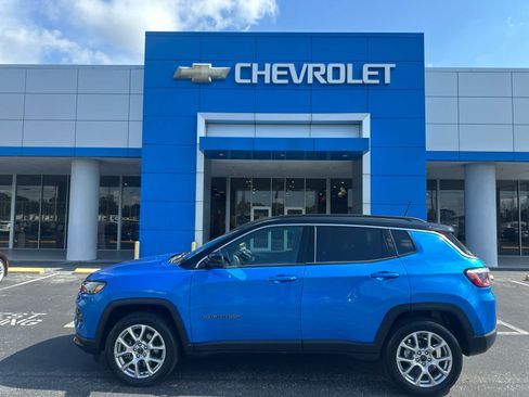Used 2025 Jeep Compass Limited AWD/4WD image 2
