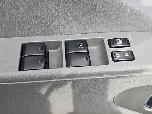 Used 2018 Nissan Frontier SV image 25