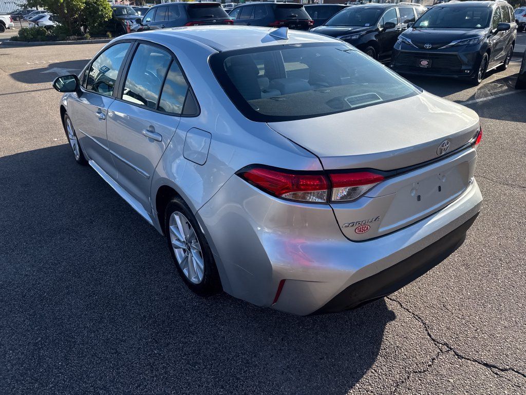 Used 2026 Toyota Corolla LE w/ LE Premium Package FWD image 5
