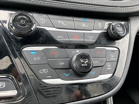 Used 2025 Chrysler Pacifica Limited FWD image 31