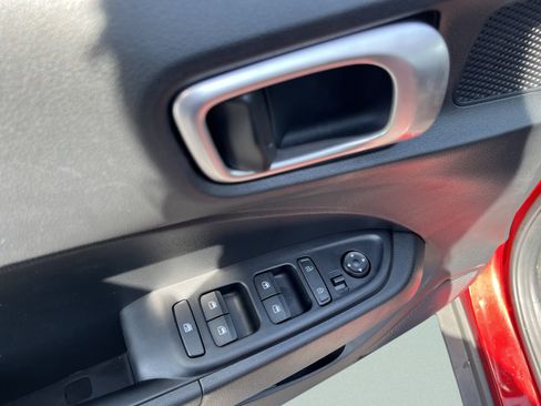 Used 2025 Hyundai Venue SE FWD image 18