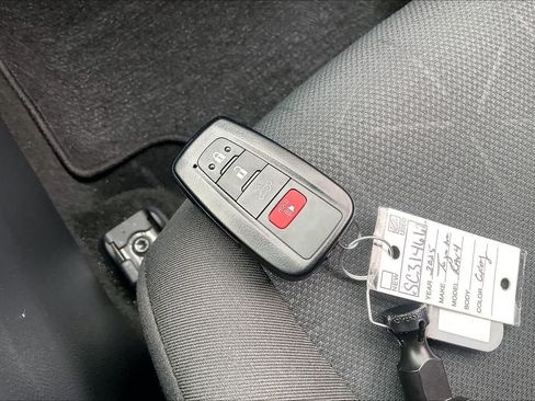 Used 2025 Toyota RAV4 XLE w/ Convenience Package FWD image 15