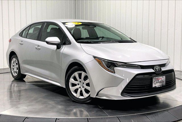 Used 2024 Toyota Corolla LE FWD image 3