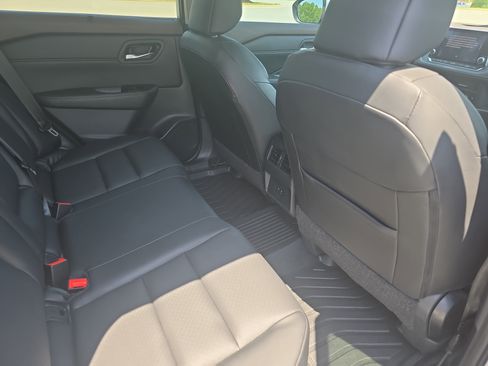 Used 2023 Nissan Rogue SV w/ SV Premium B Package FWD image 11