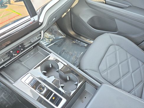 Used 2024 Volkswagen Atlas SE AWD/4WD image 23