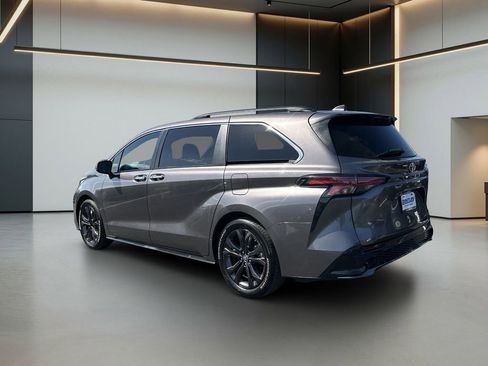 Used 2022 Toyota Sienna XSE w/ XSE Plus Package FWD image 3