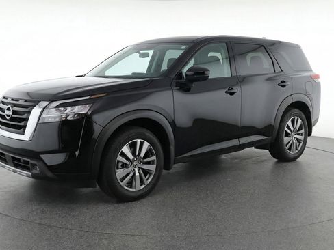 Used 2025 Nissan Pathfinder SV image 3