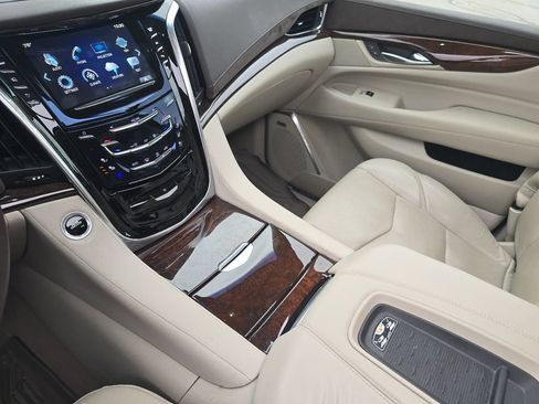 Used 2017 Cadillac Escalade Luxury AWD/4WD image 32