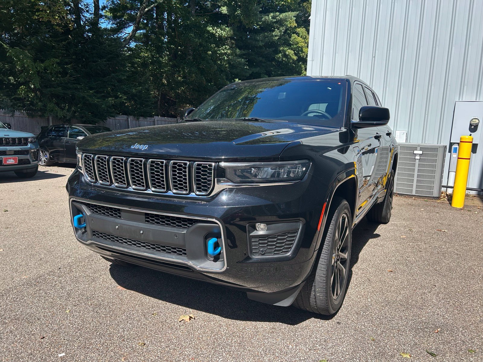 Used 2023 Jeep Grand Cherokee Overland w/ Luxury Tech Group IV AWD/4WD image 10