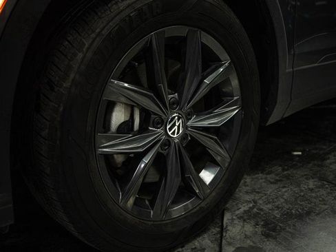 Used 2024 Volkswagen Tiguan SE image 3