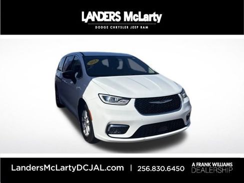 Used 2024 Chrysler Pacifica Touring-L image 1