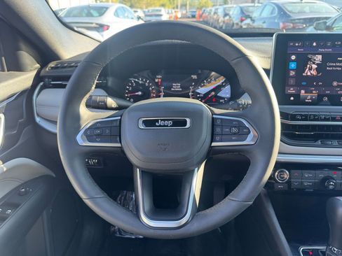 Used 2025 Jeep Compass Limited image 28