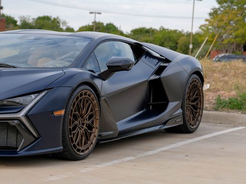 Used 2025 Lamborghini Revuelto image 8