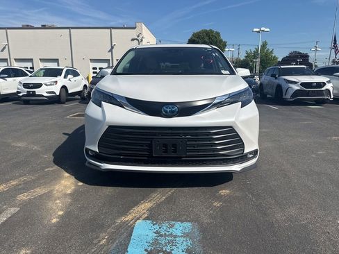 Used 2025 Toyota Sienna XLE FWD image 5