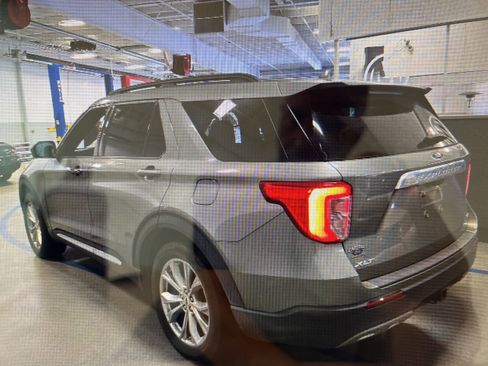 Used 2020 Ford Explorer XLT w/ Equipment Group 202A image 7