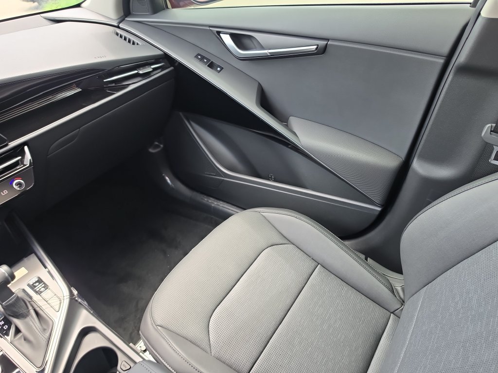 New 2026 Kia Niro SX Touring FWD image 16